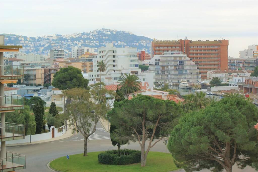 Apartamento Con Piscina Y Parking En * Roses